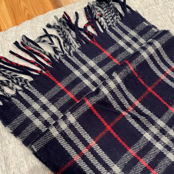 Burberrys of London lambs wool scarf - Picture 2 of 3